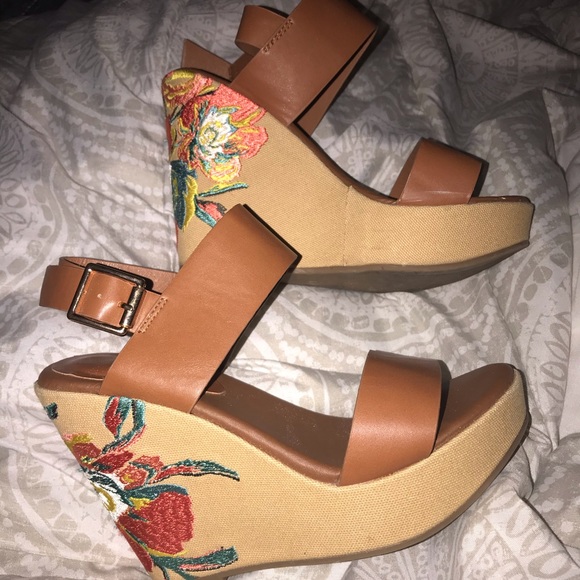 Floral wedges - Picture 2 of 3